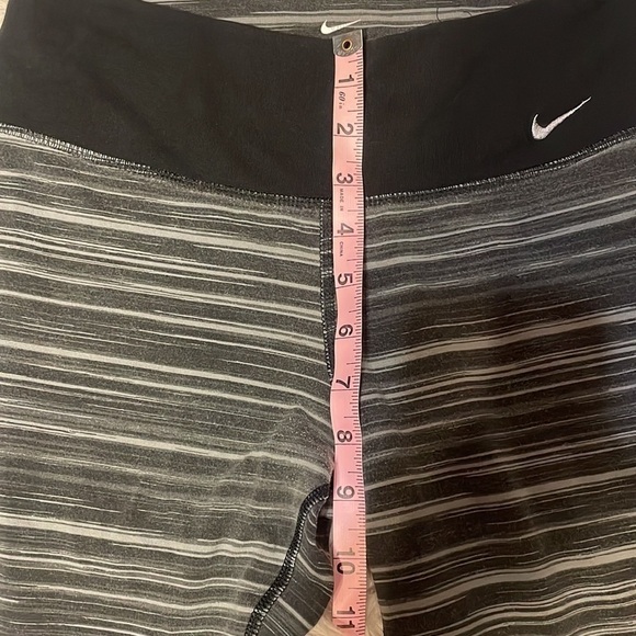 NIKE Gray &‎ Black Cropped Leggings - Picture 7 of 9